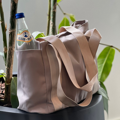 Alsidig multipocket totebag til kvinder med praktisk sidelomme, sikre lynlåslukning og brede komfortable hanke – ideel til hverdag, arbejde og fritid.