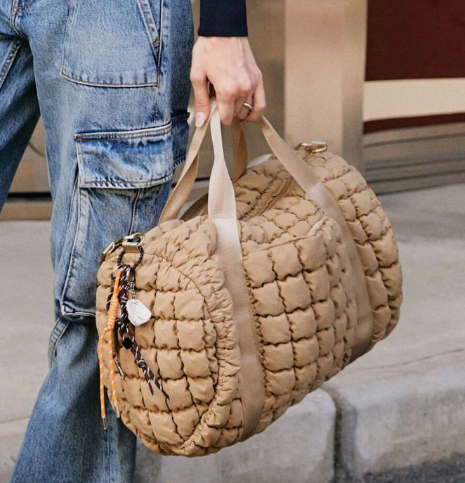 Quiltet Duffeltaske i Beige med Aftagelig Skulderrem