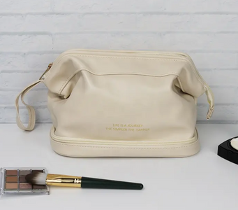 Beige toilettaske i blød læder | Funktionel makeup taske