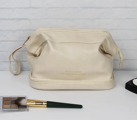 Beige toilettaske i blød læder | Funktionel makeup taske