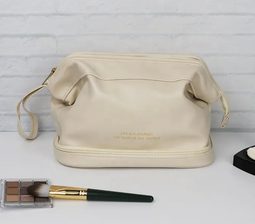Beige toilettaske i blød læder | Funktionel makeup taske