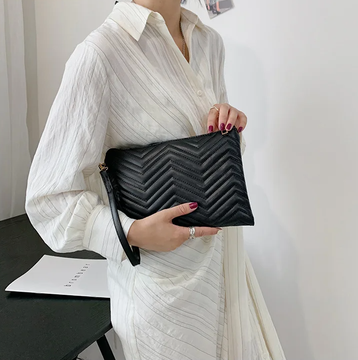 Clutch | Rillet udtryk | Perfekt til hverdagen - Til kvinder