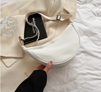 Skuldertaske i curved nylon - i hvid