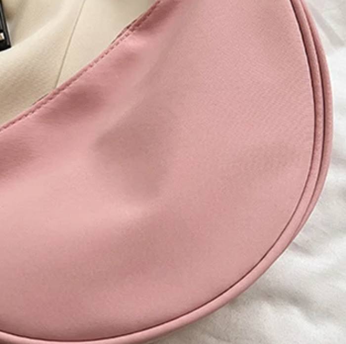 Skuldertaske i curved nylon - i pink