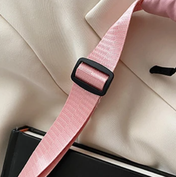 Skuldertaske i curved nylon - i pink