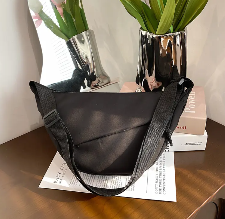 Sling taske, nylon curved bag, lille skuldertaske i sort