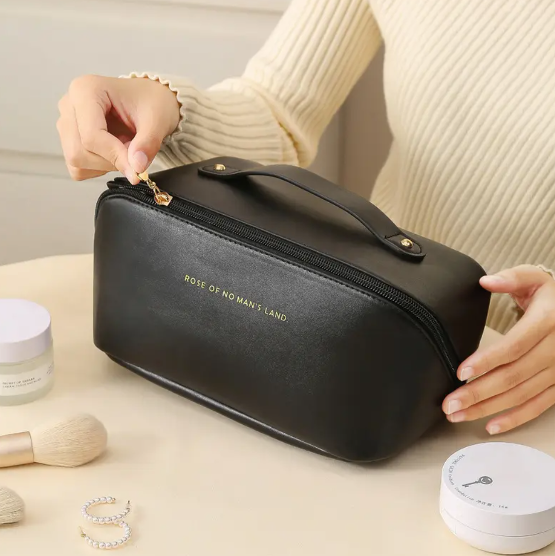Sort rummelig makeup taske med flere rum, som du kan tage med på farten