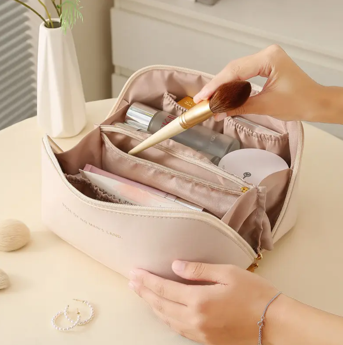 Rummelig makeup taske i beige