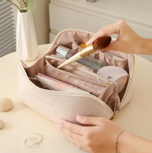 Rummelig makeup taske i beige