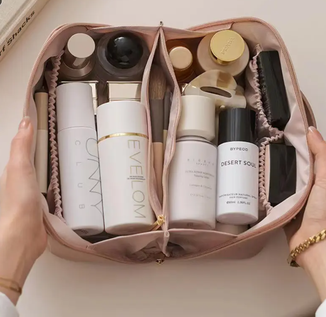 Rummelig makeup taske med flere rum, plads til alle dine produkter