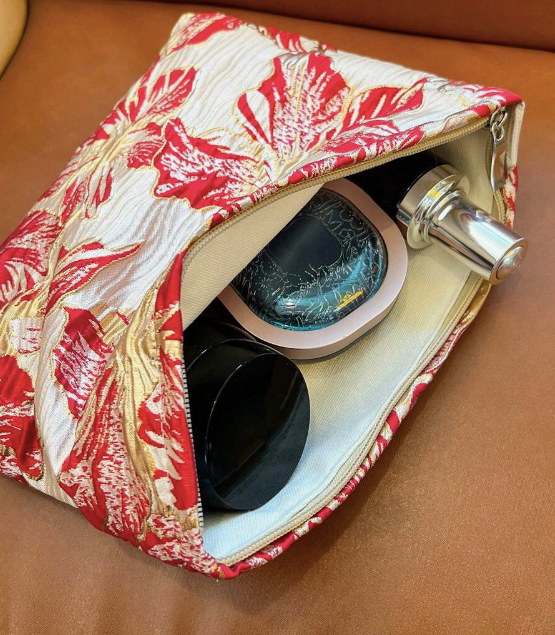 Elegant Blomsterbroderet Makeup-Taske - A Gogo Original, Fås i 4 Farver