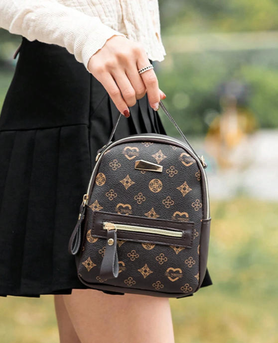 Elegant Brun Mini-Rygsæk med Monogrammønster og Gulddetaljer