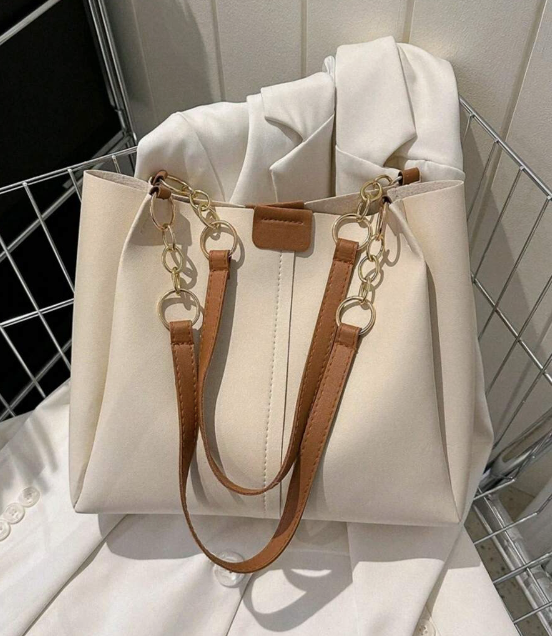 Moderne Beige Tote Taske med Kæde Detaljer