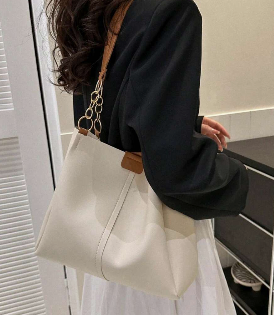 Moderne Beige Tote Taske med Kæde Detaljer