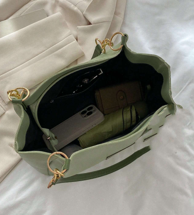 Minimalistisk Lysegrøn Tote med Kædedetaljer – Et Moderne Touch