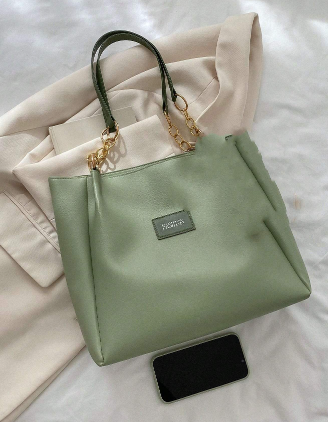 Minimalistisk Lysegrøn Tote med Kædedetaljer – Et Moderne Touch