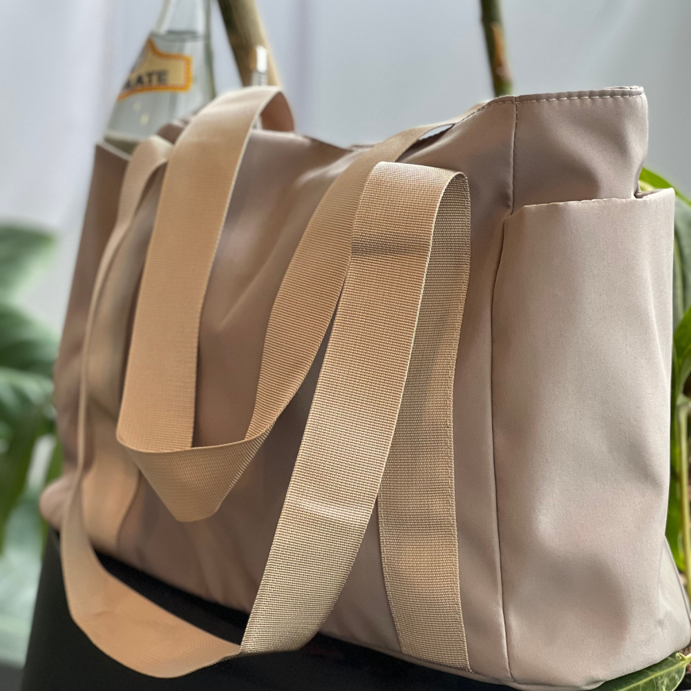 Alsidig multipocket totebag til kvinder med praktisk sidelomme, sikre lynlåslukning og brede komfortable hanke – ideel til hverdag, arbejde og fritid.